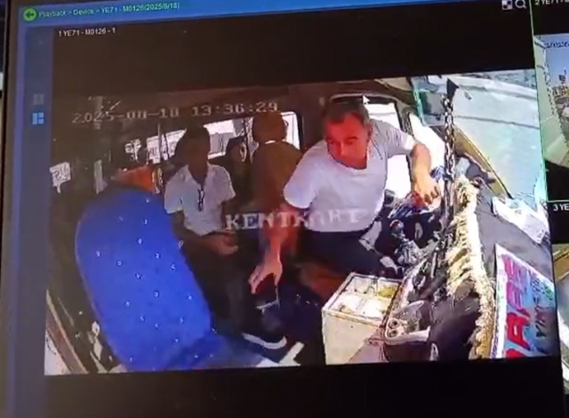 Minibüste kapkaç: Araç kırmızı ışıkta durunca paraları alıp kaçtı