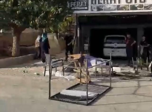 Oto yıkamacıda kira krizi! Eline geçeni sokağa fırlattı