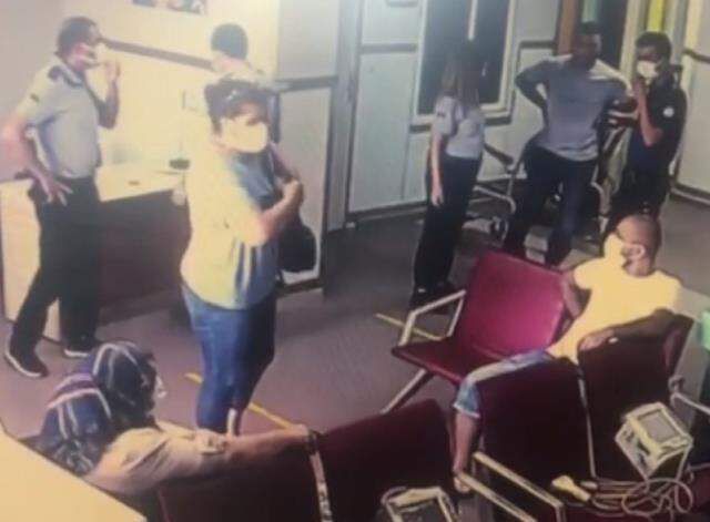 Yardım istediği polisin tabancasını kapıp hastaneyi birbirine kattı! Panik anları saniye saniye kamerada