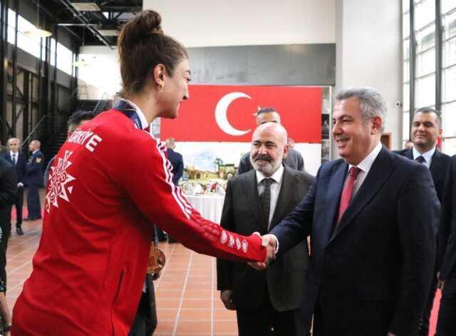 Dünya ve Avrupa şampiyonu milli tekvandocu, tarihi başarıyı üstü açık arabayla tur atarak kutladı: Bu benim hayalimdi