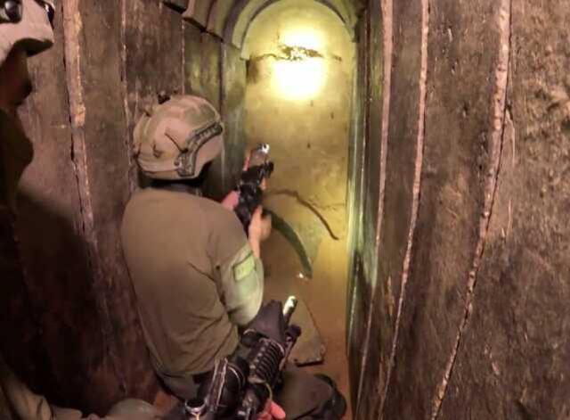 İsrail ordusu gazetecileri Şifa Hastanesi'nin altında olduğu konuşulan tünellere indirdi