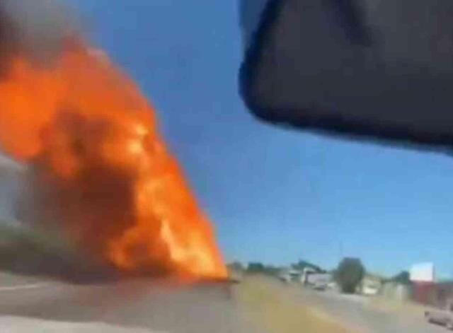 Elektrik direğine çarpan uçak alev alıp yere çakıldı! Pilot öldü, çevredeki 4 kişi yaralandı