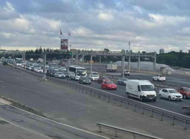Yola çıkacaklar dikkat! İstanbul'dan çıkışlar durma noktasına geldi