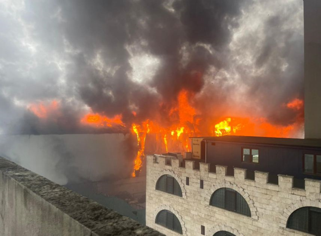 İstanbul Ataşehir'de büyük yangın: Ekipler canla başla mücadele ediyor