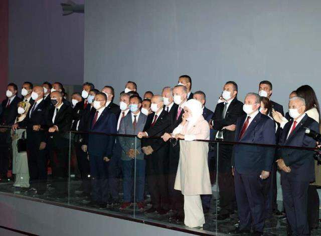 15 Temmuz Demokrasi Müzesi'nde duygu dolu anlar! Erdoğan çifti gözyaşlarına hakim olamadı