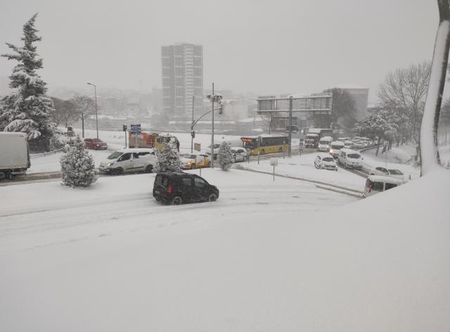 İBB Başkanı İmamoğlu'ndan vatandaşlara uyarı: En yoğun kar yağışı cumartesi olacak, evinizde kalın