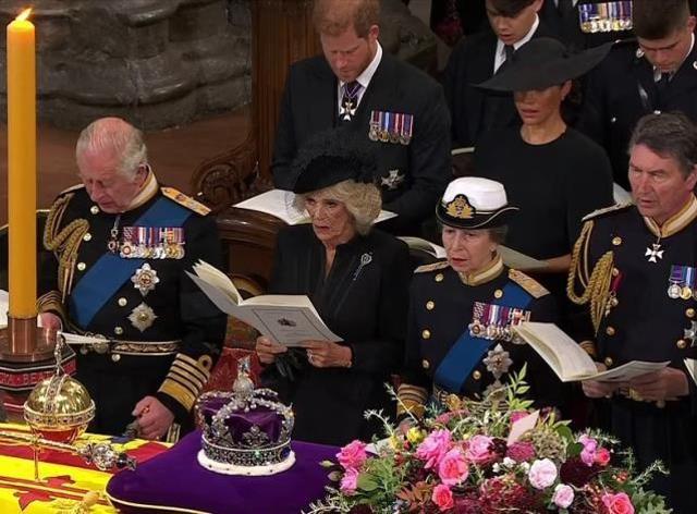 Meghan Kraliçe Elizabetth'in için gözyaşı döktü