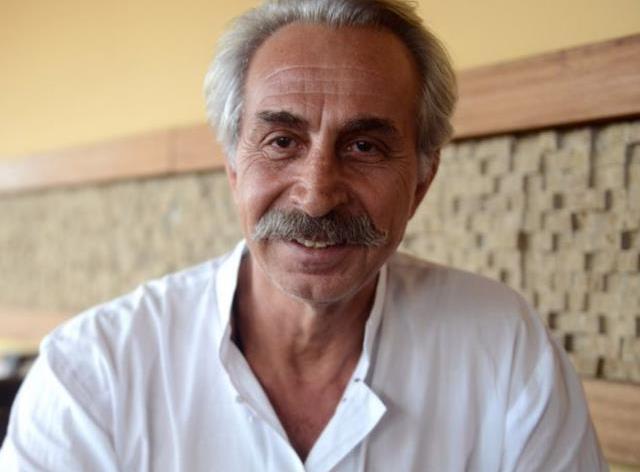 Son Dakika: Geçirdiği beyin kanaması nedeniyle yoğun bakıma kaldırılan usta oyuncu Rıza Akın hayatını kaybetti.