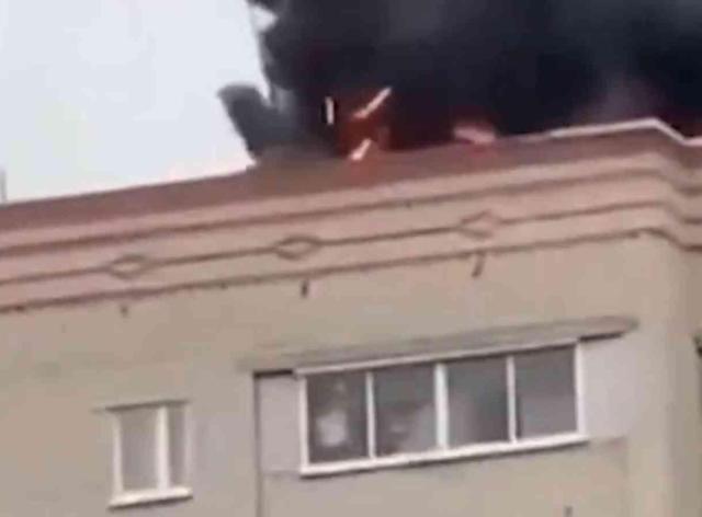 Serin kanlılığı hayrete düşürdü, bina yanarken o işine devam etti