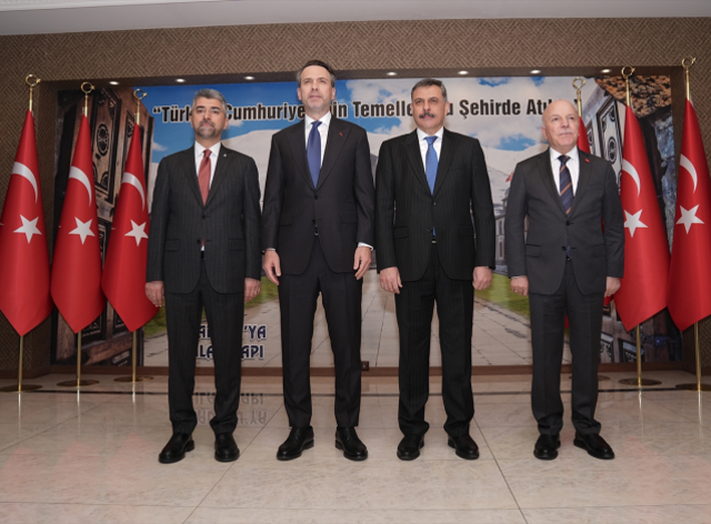 Bakan Bayraktar, Özel'in boykot çağrısı yaptığı EspressoLab'te kahve içti