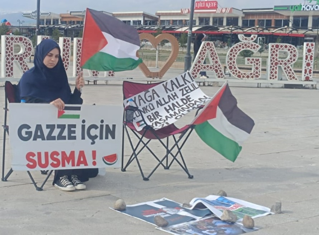 Üniversiteli Havva'dan Gazze için tek kişilik protesto eylemi