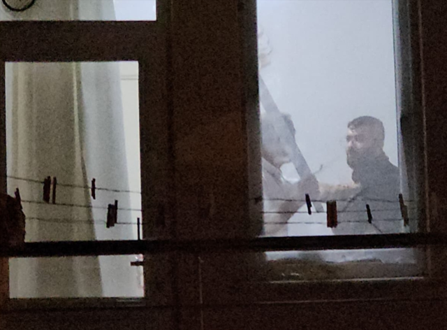 Arkadaşını kılıçla rehin aldı