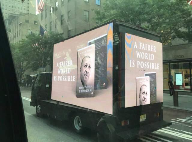Cumhurbaşkanı Erdoğan'ın 'Daha Adil Bir Dünya Mümkün' kitabı New York'ta led ekranlarda tanıtıldı