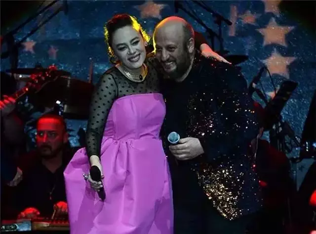 Sahnede eğlenceli anla! Oyuncu Serkan Keskin, 4 aylık hamile Demet Evgar'ın karnını öptü