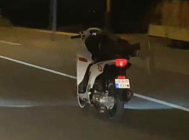 Motosikleti yüzüstü yatarak kullanan sürücüye 9 bin 563 lira ceza