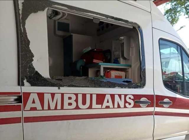 Alkollü kadın sağlık görevlilerine çekiçle saldırdı