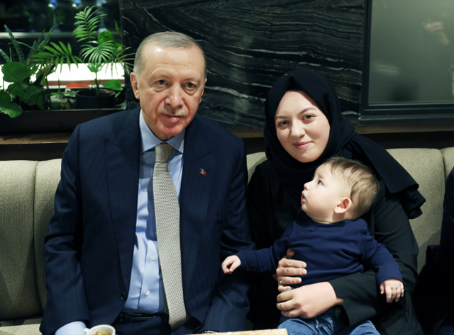 Cumhurbaşkanı Erdoğan bir kafede vatandaşlarla sohbet etti, çocukları sevdi