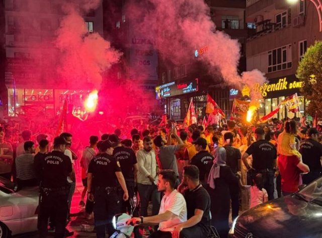 Taraftarlar sokaklardan taştı! Ülkenin birçok noktasında şampiyonluk kutlaması