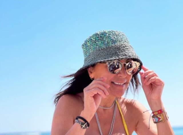 Bikinili görüntülenen Asuman Dabak, fiziğiyle genç kızlara taş çıkartıyor