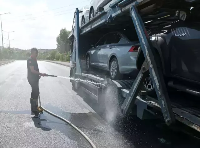 Üzeri sıfır araç yüklü tırın lastikleri bir anda alev aldı