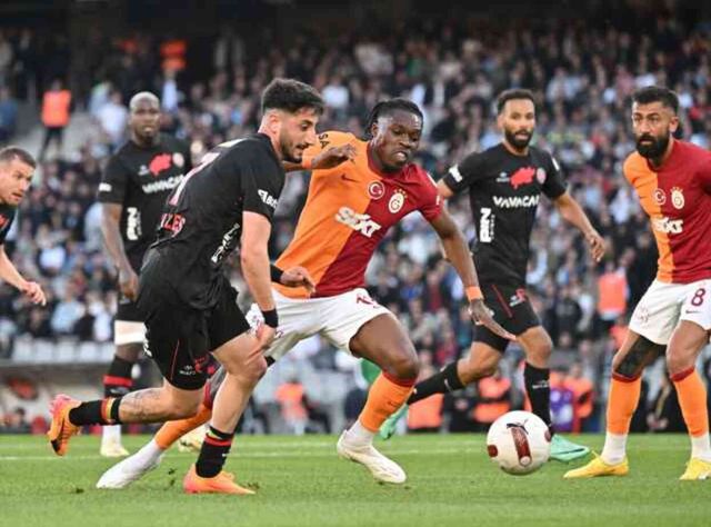 TRENDYOL SÜPER LİG SIRALAMASI Süper Lig'de birinci kim? Galatasaray mı Fenerbahçe mi?