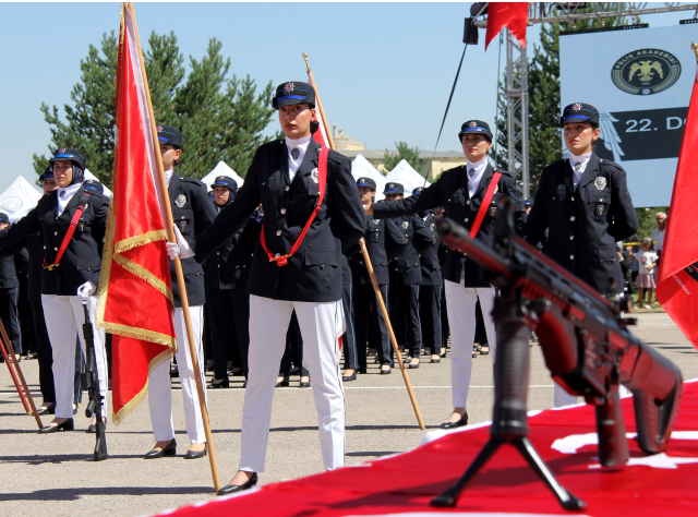 Şehit polisin kızı da polis oldu