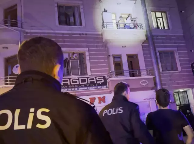 Çocuklar balkondan çağrılan annelerine sesleniyor