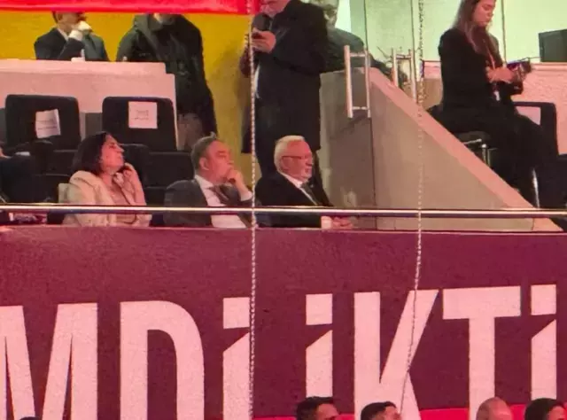 CHP kurultayında gösterilen video sonrası salon