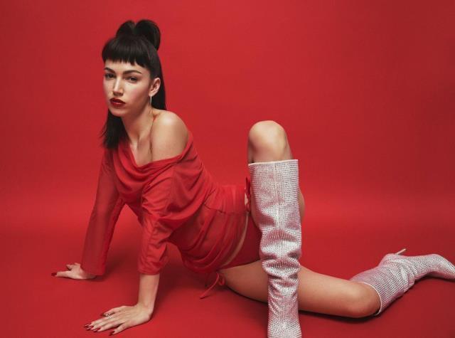 La Casa de Papel'in Tokyosu mini şortuyla sahilde poz verdi! Beğeniler 2 milyonu geçti