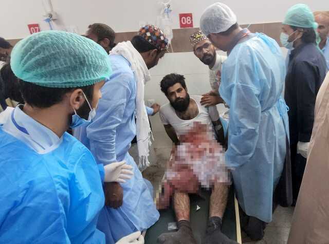 Pakistan'da cami yakınındaki bombalı saldırının görüntüsü ortaya çıktı