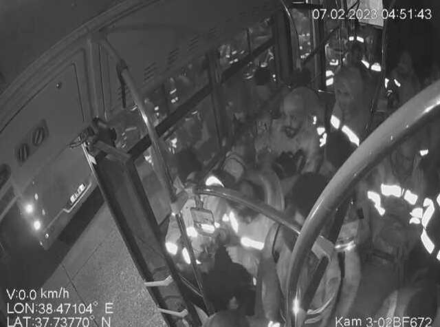 Depremde onlarca canı kurtaran kahramanların Adıyaman'a geliş görüntüleri ortaya çıktı! Otobüsteki konuşmaları duygulandırdı