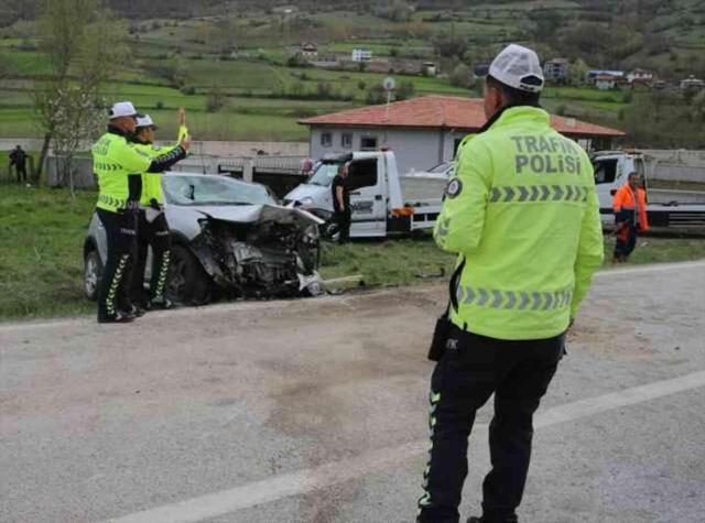 Tokat'ta kafa kafaya çarpışan araçlarda 8 kişi yaralandı