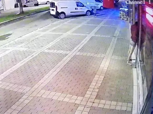 Üzerinde sadece iç çamaşırıyla işyerinin kapısında ihtiyaç giderirken 'hırsız' zannedilip darp edildi