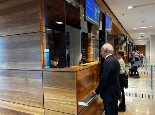 Almanya'ya giden Kılıçdaroğlu pasaport kuyruğunda görüntülendi