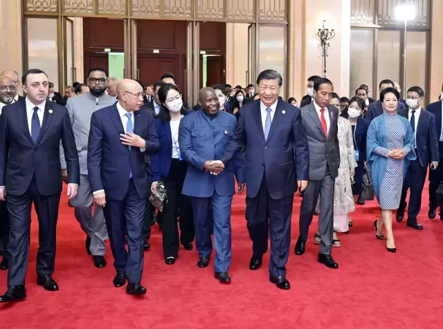 Xi, Dünya Üniversite Oyunları İçin Ülkeye Gelen Yabancı Liderlerle Yemekte Buluştu