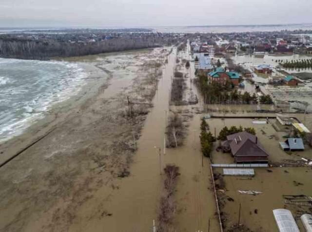 Kazakistan'da karlar eridi, 10 eyalette 3 binden fazla ev sular altında kaldı
