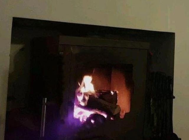 Evde yanan ateşte bir anda beliren yüz ifadesi, evdeki tüm aile üyelerini kaskatı yaptı