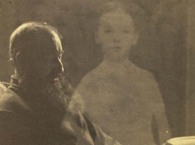 Yakınları ölenler ona koşuyordu! Ruhların fotoğrafını çeken fotoğrafçı, atladığı bir detaydan dolayı herkese rezil oldu