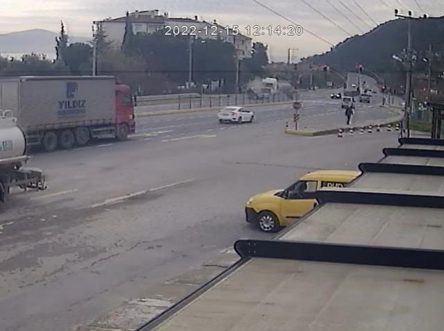 Tankerin biçip geçtiği hafif ticari araç, 3 genç kıza mezar oldu