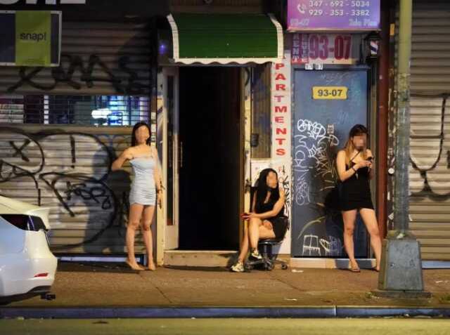 New York'da hayat kadınlarının en işlek cadde üzerinde fuhuş pazarlığı yapmalarına karşı bir şey yapmayan polise karşı öfke büyüyor