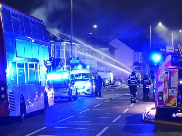 60 itfaiyecinin yangına müdahale ettiği sırada yanan ev, bomba gibi patladı