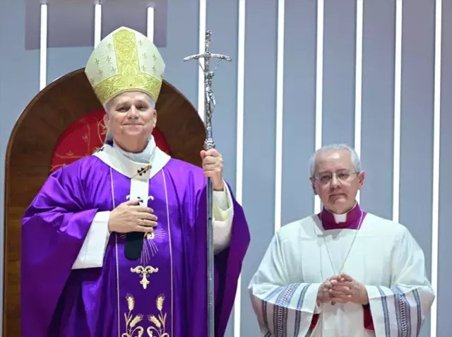 Papa 14. Leo Volkswagen Arena'da yaklaşık 4 bin kişilik ayini yönetti