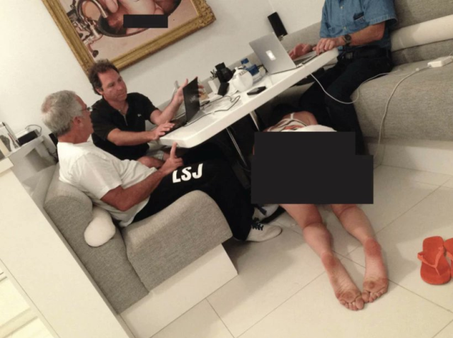 Skandal fotoğraf! Masanın altındaki bikinili kadın dikkatlerden kaçmadı