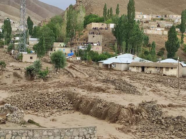 Türkiye yangını, Van ise sel felaketini yaşıyor! Başkale'de dereler taştı, köylüler damların üstünde kurtarılmayı bekledi