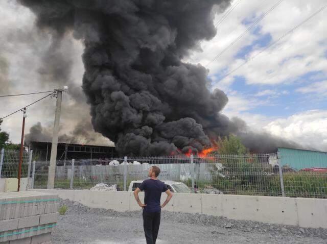 Geri dönüşüm tesisinde yangın! Alevler yan tesise de sıçradı, ekiplerin müdahalesi sürüyor