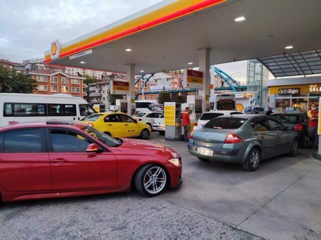 Akaryakıta zam gelmesinin ardından petrol istasyonlarında uzun kuyruklar oluştu