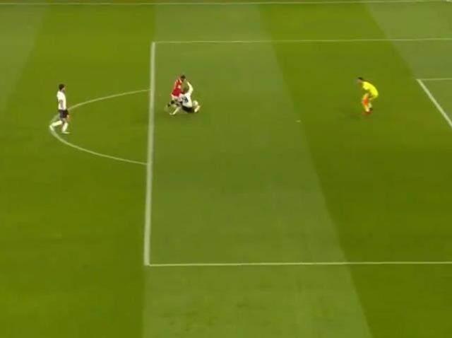 UEFA, 'Sansasyonel' başlığıyla paylaştı! Merih'in akılalmaz müdahalesine beğeni yağıyor