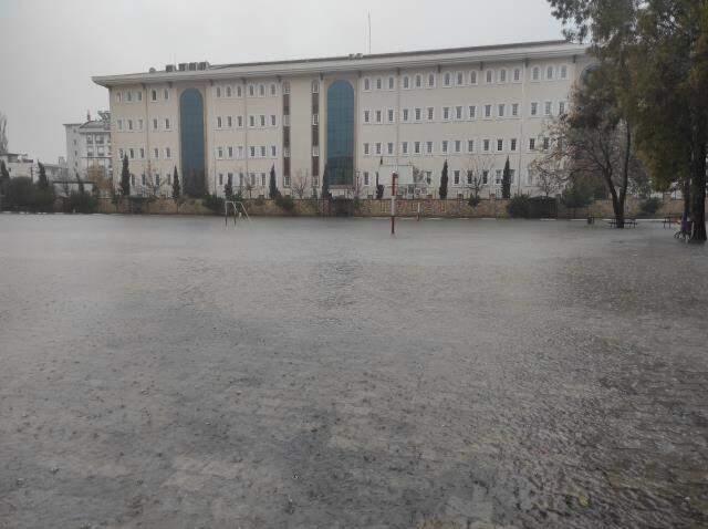 Antalya'yı perişan eden fırtına! Sel suları okulun bahçesini esir aldı