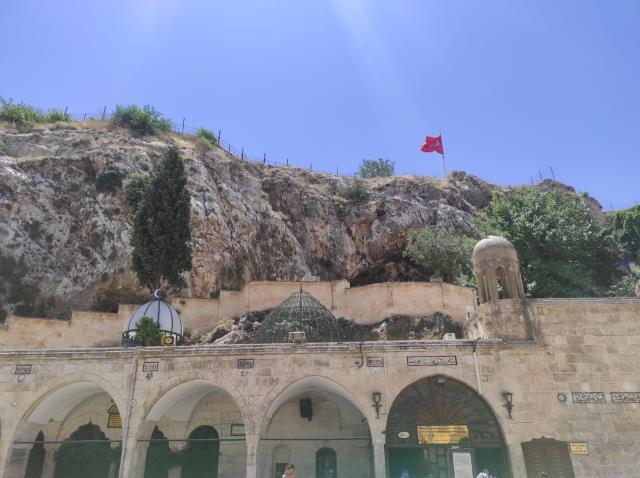 Şanlıurfa'da güvercinlerin hiçbiri Yeşil Kubbe üzerine konmuyor! Nedeni ise duyanların gözünü yaşartıyor