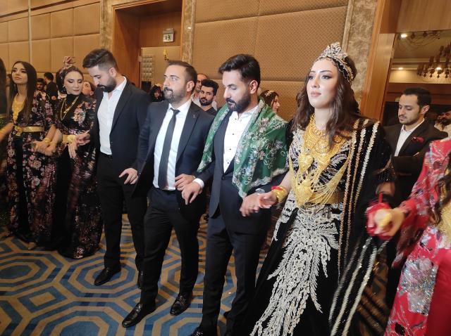 Aşiret düğününde gelin ve damada takılan takılar dudak uçuklattı